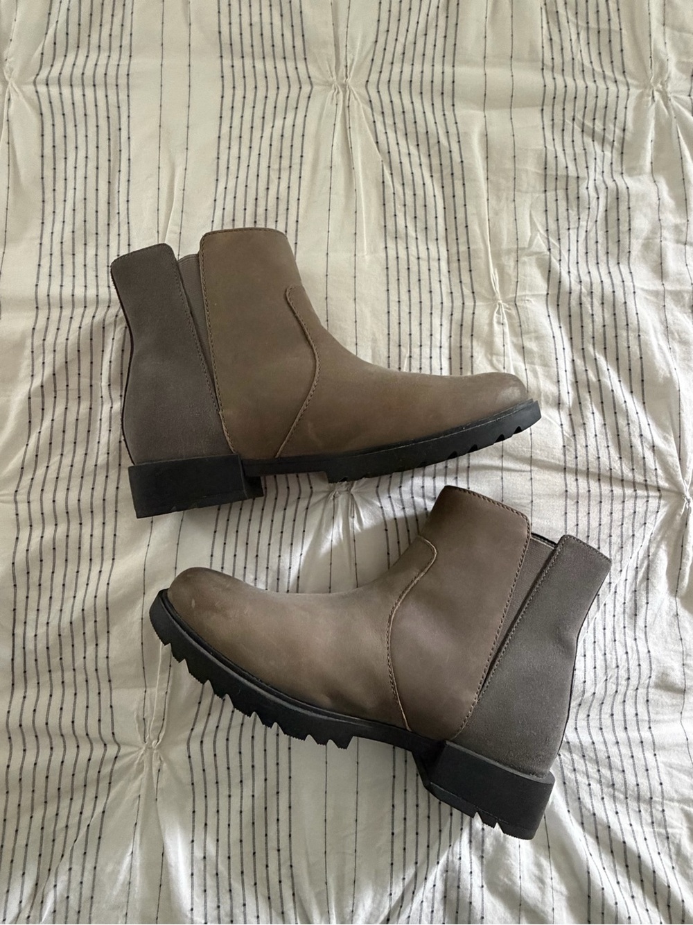 Sorel Women's Chelsea Ankle Boots in Taupe Gray
